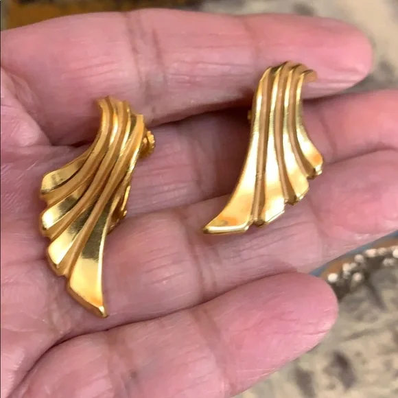 MIRIAM HASKELL GOLD TONE SCREW BACK EARRINGS - Picture 4 of 4